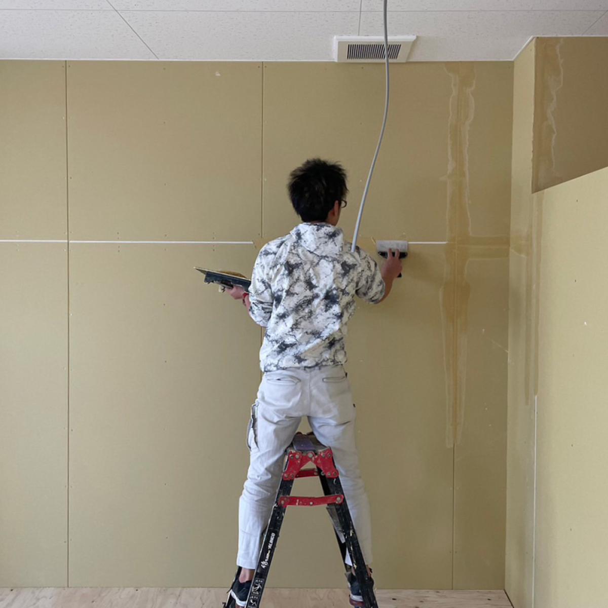 事務所改修工事レポート中編|快適さを支える床と壁を仕上げ