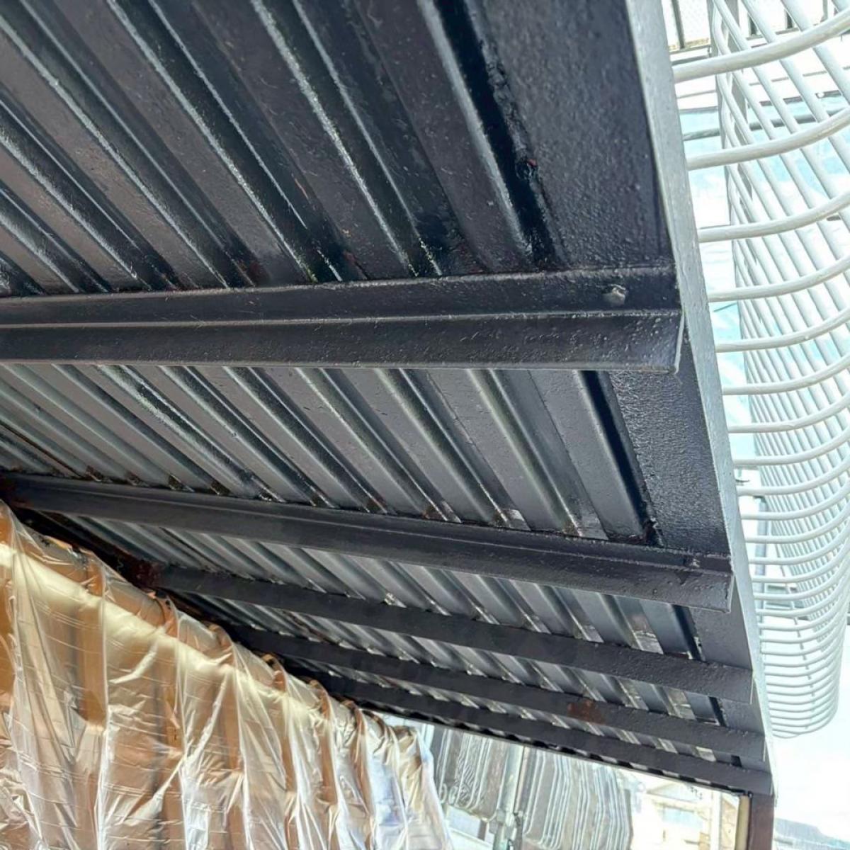 ベランダ裏の鉄部塗装で、美しさと耐久性を取り戻す|鉄部塗装工事施工事例