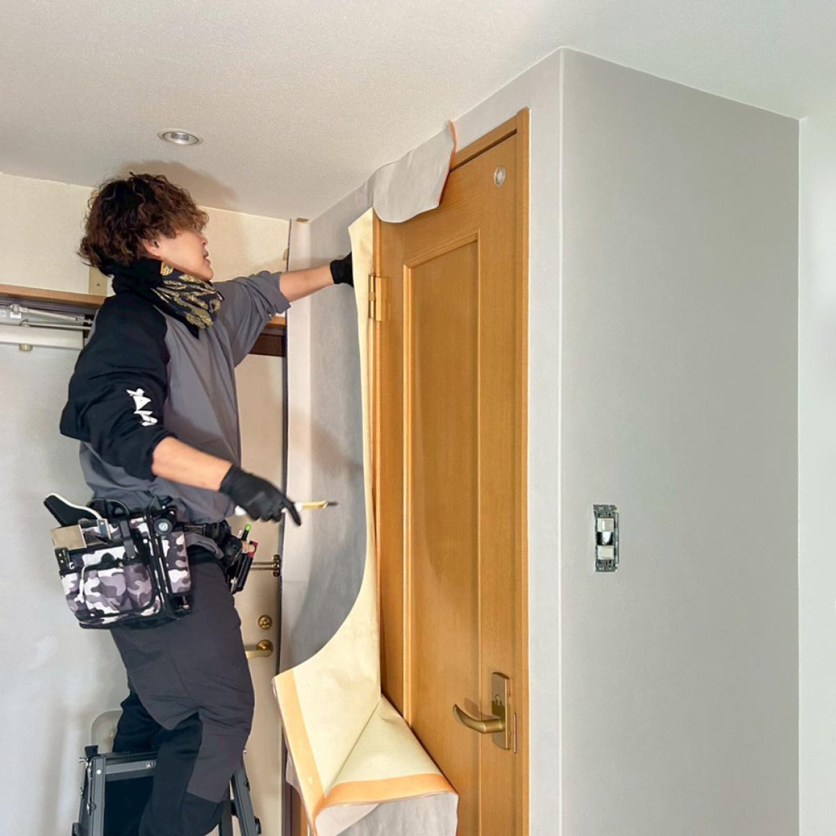 洗面化粧台まわりのクロス貼り替え工事|下地確認から仕上げまでの内装工事現場レポート