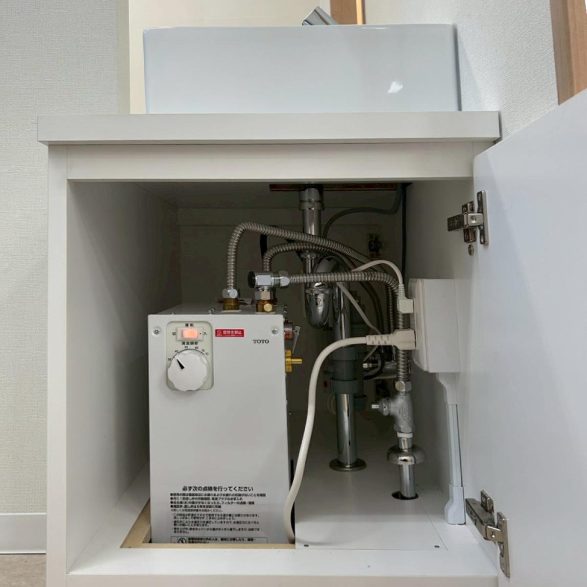 歯科医院 技工室の手洗い設備工事|造作洗面台と電気温水設備を備えた施工事例