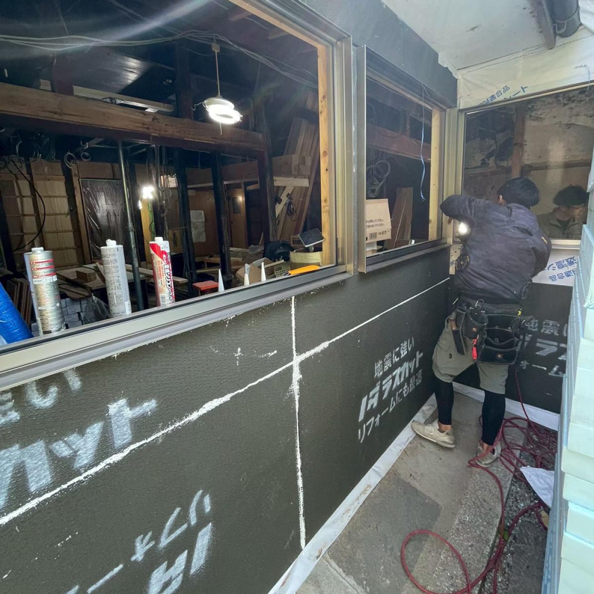 元玄関を部屋へ再設計|外壁補修と造作カウンターで生まれ変わった施工事例