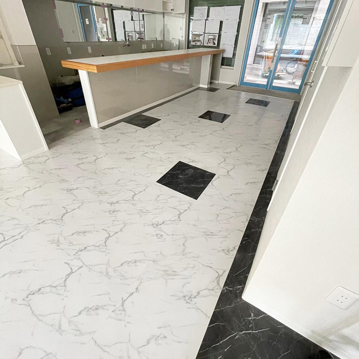 カフェ&バー新築店舗のタイル貼り工事の様子をご紹介します