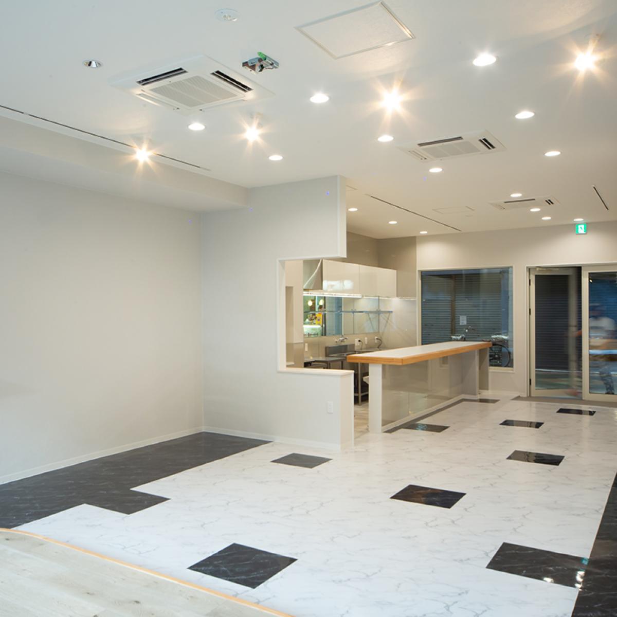 カフェ&バー新築工事の1階店舗完成の様子をご紹介します